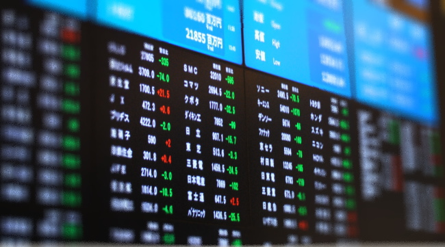 Bitcoin（ビットコイン）　売買代金　株式市場　超え