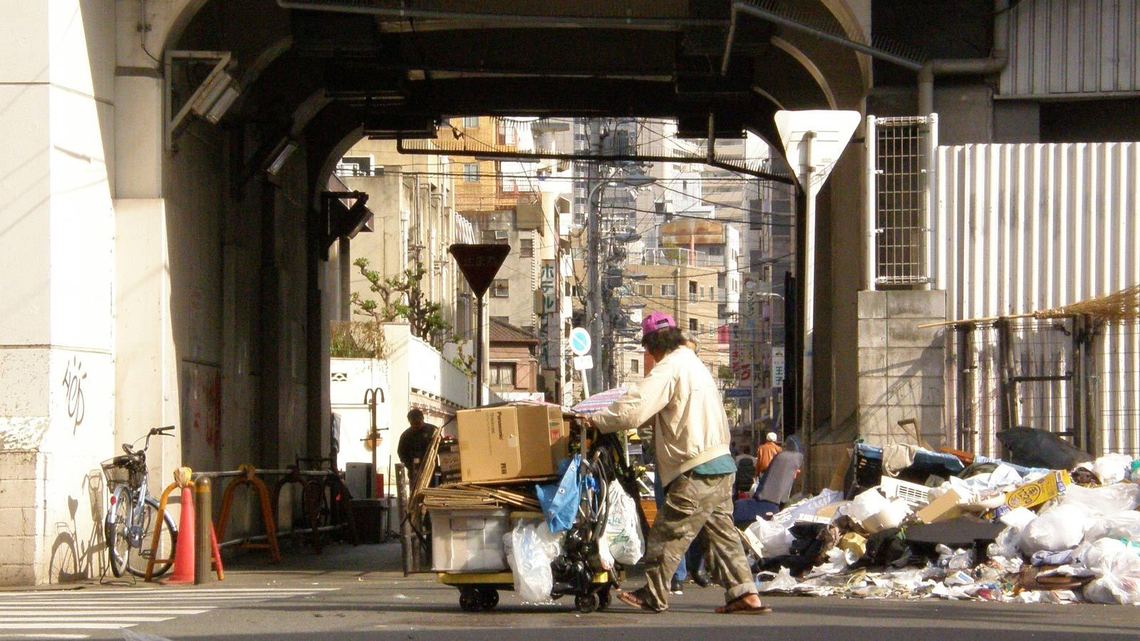 日本　生活保護　年金　減る　自助努力　促進