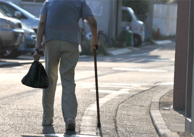 日本　70歳　就業　義務化　検討