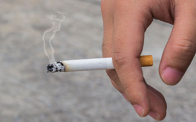 日本　タバコ　喫煙　世界最低レベル